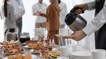 Unternehmensfrühstück (Bild: Adobe Stock | New Africa) Unternehmensfrühstück (Bild: Adobe Stock | New Africa)