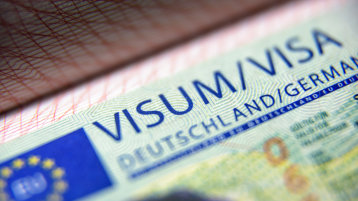 Visa stamp in passport close-up. German visitor visa at border control. Macro view of Schengen visa for tourism and travel in EU. (Bild: scaliger - stock.adobe.com)