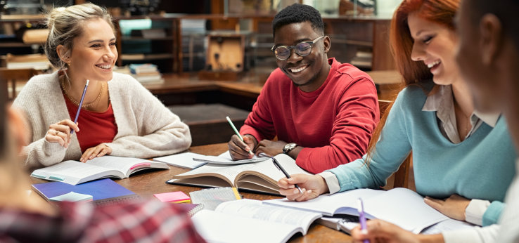 Fünf Studierende in einer Lerngruppe (Image: Adobe Stock)