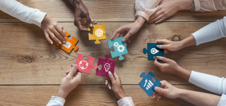 Hände mit Puzzleteilen (Bild: Adobe Stock)