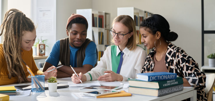Vier Studierende in einer Lerngruppe (Image: Adobe Stock)