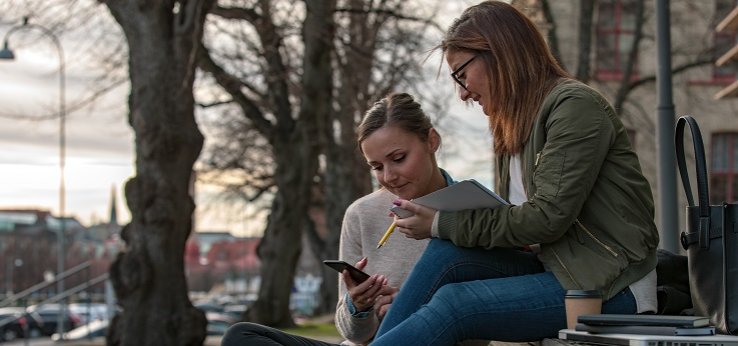 Zwei Studentinnen auf dem Campus (Image: Peter Berglund/iStock.com)