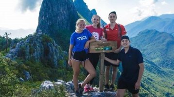 Marina Pavic (zweite von links) mit Kommilitonen auf dem Las Antenas im Parque Ecológico Chipinque bei Monterrey (Bild: Marina Pavic)