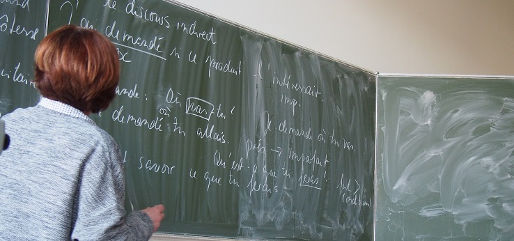 Französischdozentin vor Tafel (Image: TH Köln)