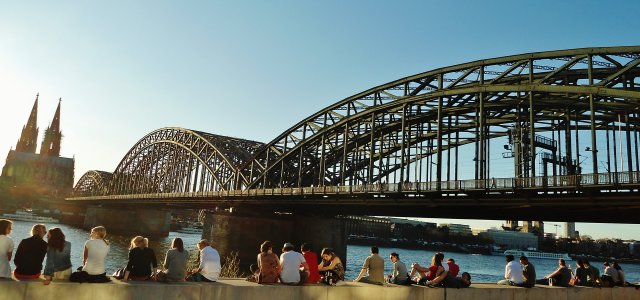 Studierende am Rhein (Bild:TH Köln / Damir Ahmetovic)