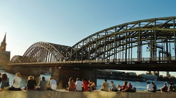 Studierende am Rhein (Bild: TH Köln / Damir Ahmetovic)
