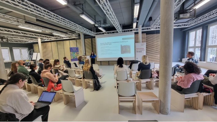 Eine Teilnehmende der Winter School präsentiert ihr Forschungsthema.