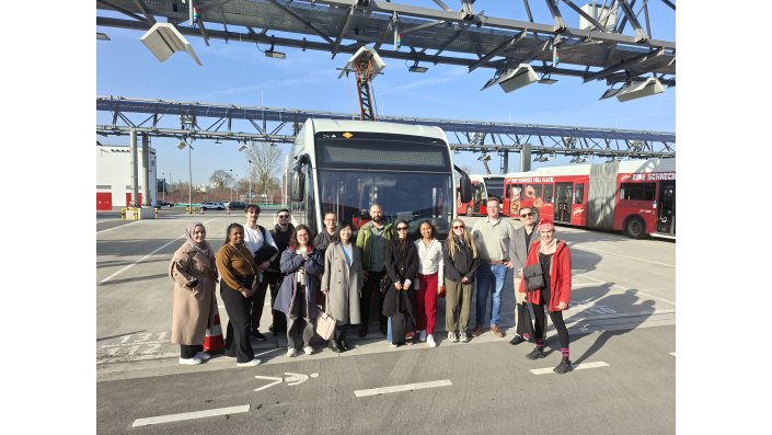 Gruppenbild der PIONEER SDG11 Winter School am Elektrobus-Terminal der Stadt Köln.