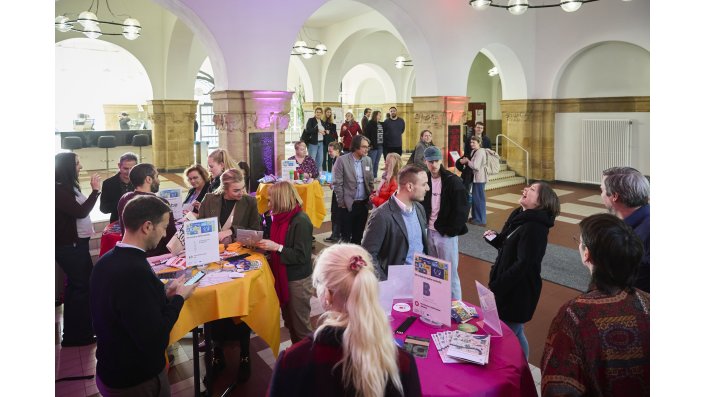 Auf der PIONEER Infobörse informierten Vertreter*innen der PIONEER-Partnerhochschulen über die Austausch- und Kooperationsmöglichkeiten. 