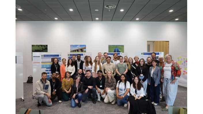 Gruppenbild der Teilnehmenden an der Early Career Researchers Trainings School mit strahlenden Gesichtern.
