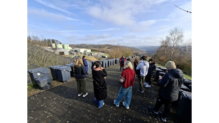 Dr. Himanshu berichtet von Initiativen zur Abfallverwertung und Kreislaufwirtschaft und demonstriert praktische Umsetzungen des städtischen Stoffwechsels.