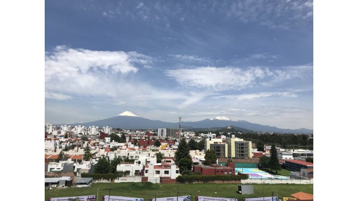Bild vom Dach des Studentenwohnheimes mit Blick in Richtung  Cholula und dem Popocatépetl