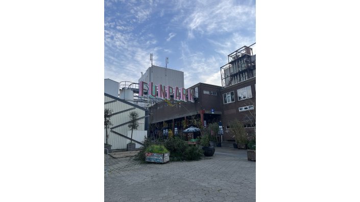 Dieses Bild zeigt ein Gebäude des alten Industrieareals, mit dem sich die Teilnehmenden beschäftigt haben.