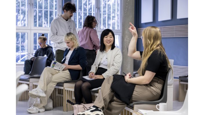 Teilnehmende der PIONEER SDG11 Winter School im regen Austausch miteinander.