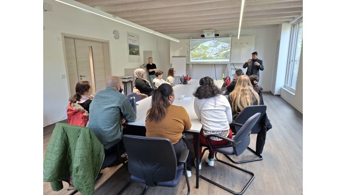 Die Teilnehmenden verfolgen interessiert den Vortrag von Dr. Himanshu.