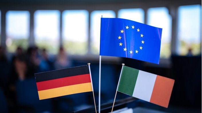 Die deutsche, die europäische und die irische Flagge