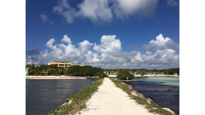 ein schmaler Weg führt über Wasser zu einer Insel