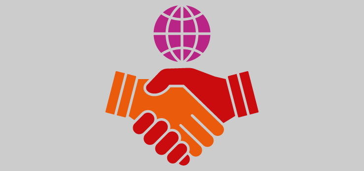 Symbolische Darstellung eines Handschlags mit der Erdkugel im Hintergrund (Bild: TH Köln/ R02, Basis: Adobe Stock_1328681864_Mirikiteki)