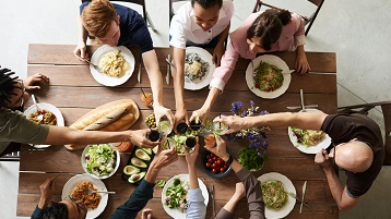 Gruppe beim Mittagessen (Image: Pexels)