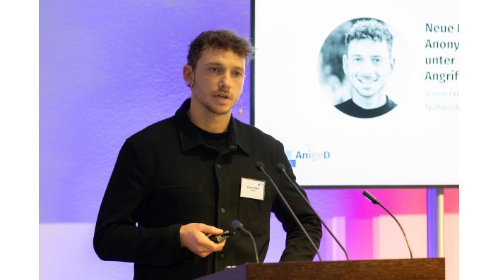 Simon Cremer bei einem Konferenzbeitrag