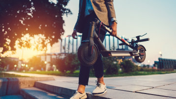 Frau mit E-Roller