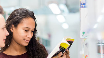 Zwei Studentinnen in der Bibliothek (Bild: Thilo Schmülgen/TH Köln)