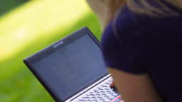 Eine Studentin sitzt mit einem Notebook im Park (Bild: Costa Belibasakis/FH Köln) Eine Studentin sitzt mit einem Notebook im Park (Bild: Costa Belibasakis/FH Köln)