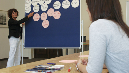 Studienberaterin Edith Saum arbeitet im Workshop gemeinsam mit Studieninteressierten (Bild: Fachhochschule Köln) Studienberaterin Edith Saum arbeitet im Workshop gemeinsam mit Studieninteressierten (Bild: Fachhochschule Köln)