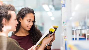 Zwei Studentinnen in der Bibliothek (Bild: Thilo Schmülgen/TH Köln)