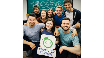 Studierende halten ein Schild mit der Aufschrift "Psychisch fit studieren" (Bild: Irrsinnig Menschlich e.V.)