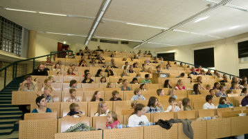 Kinder sitzen im Hörsaal (Bild: Boris Loehrer/FH Köln)