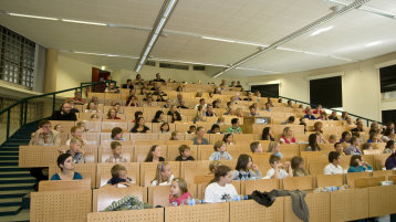 Kinder sitzen im Hörsaal (Bild: Boris Loehrer/FH Köln)