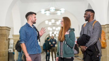 Ein Tutor spricht mit zwei Studienanfängern (Image: TH Köln)