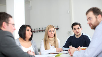 Studierende und ein Professor sitzen in einem Seminar (Bild: Thilo Schmülgen/FH Köln)