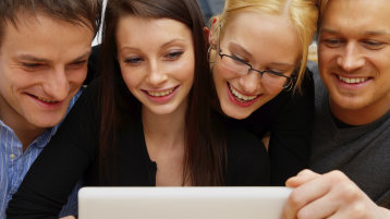 Gruppe von Studieninteressierten vor Laptop (Bild: istock)