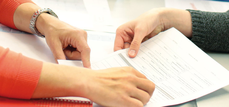 Bildausschnitt einer Beratungssituation, Hände überreichen ein Formular (Bild: Thilo Schmülgen/FH Köln)