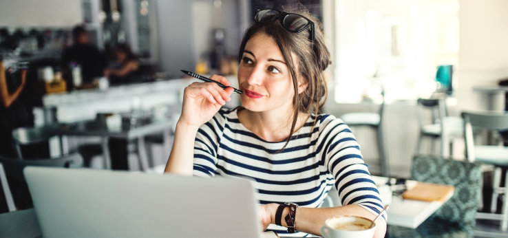 Frau überdenkt bei einer Tasse Kaffee am PC ihre Situation (Bild: istock)