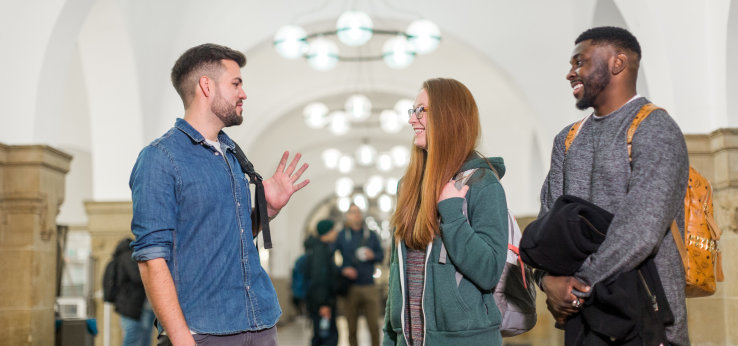Ein Tutor spricht mit zwei Studienanfängern (Bild: TH Köln)