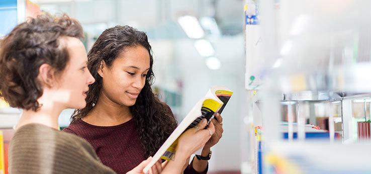 Zwei Studentinnen in der Bibliothek (Bild: Thilo Schmülgen/TH Köln)