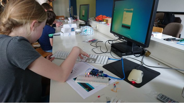 Kind sitzt an einem Computer
