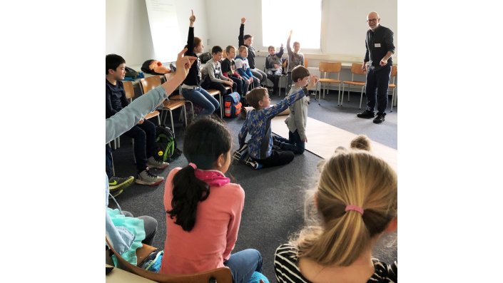 Kinder tauschen sich über Fragestellungen der Sprachwissenschaften aus.