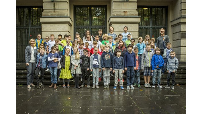 Gruppenbild vor dem Gebäude der TH Köln in der Claudiusstraße