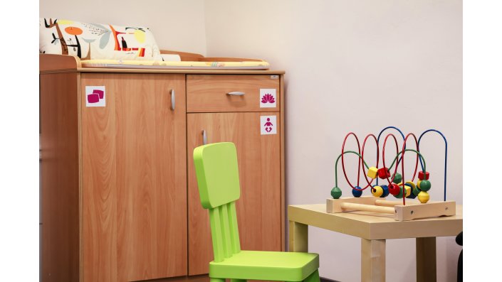 Wickelkomode und Kinderspielzeug