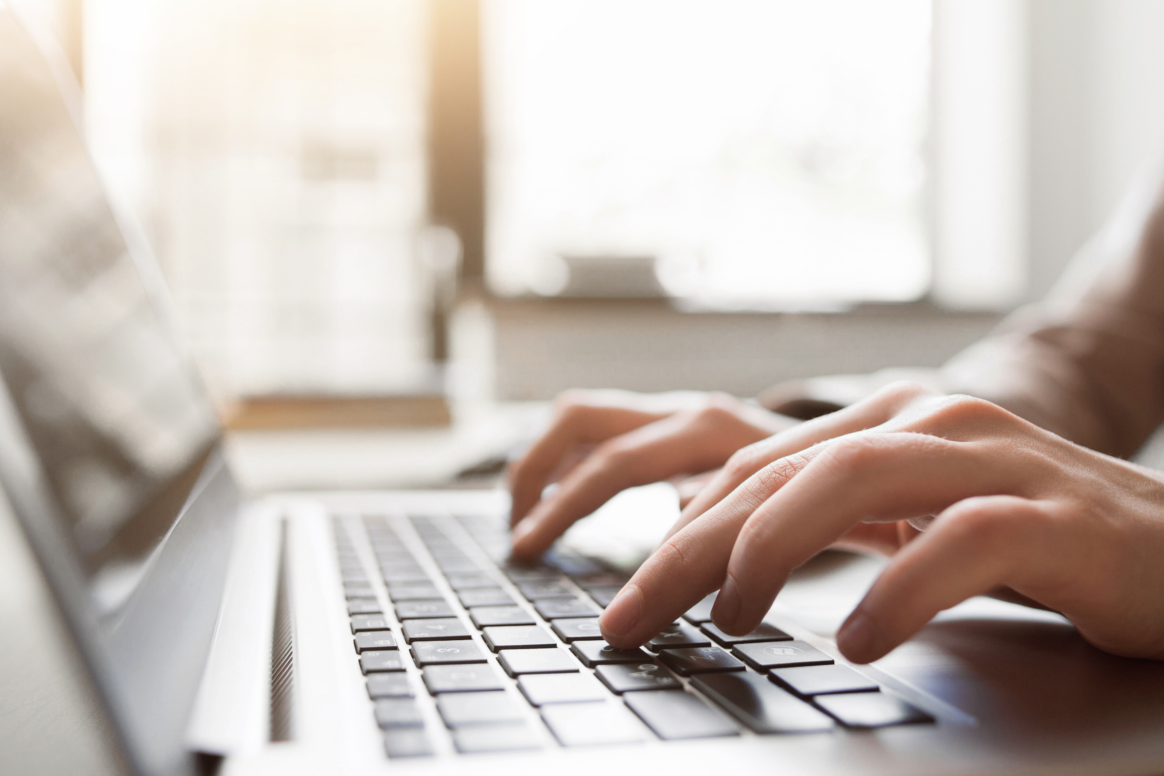 Tastatur, Maus und ein Glas Wasser.  (Image: photocase/Julia Nimbus)