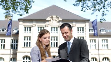 Studentin und Unternehmer im Gespräch vor dem Hauptgebäude der Fachhochschule Köln (Bild: FH Köln/Thilo Schmülgen)