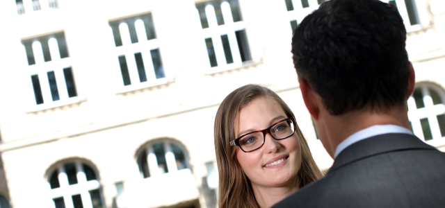 eine studentin im gesprch mit einem unternehmer im hintergrund das hauptgebude der fachhochschule kln - Fh Koln Bewerbung eine studentin im gesprch mit einem unternehmer im hintergrund das hauptgebude der fachhochschule kln - Fh Koln Bewerbung