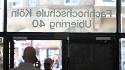 Menschen am Eingang des Gebäudes Ubierring 40 (Bild: Thilo Schmülgen/FH Köln)
