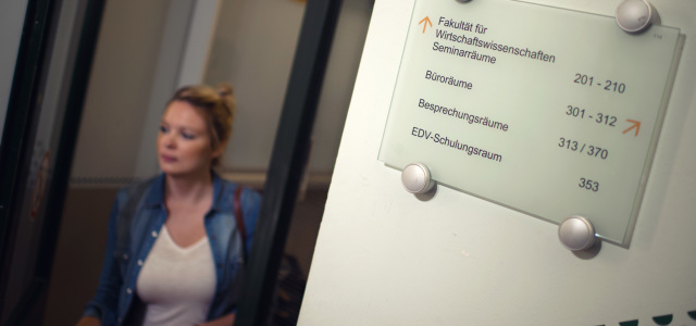 Eine Studentin im Treppenhaus der Claudiusstraße (Image: Costa Belibasakis/FH Köln)