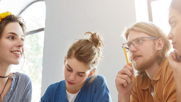 Mehrere Studierende überlegen zusammen. (Image: wayhome.studio, Adobe Stock)
