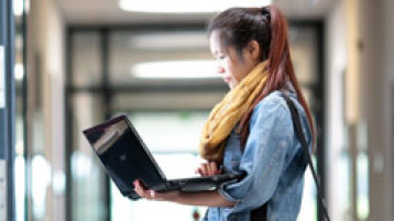 Eine Studentin steht mit einem Laptop im Flur (Bild: Thilo Schmülgen/FH Köln) Eine Studentin steht mit einem Laptop im Flur (Bild: Thilo Schmülgen/FH Köln)